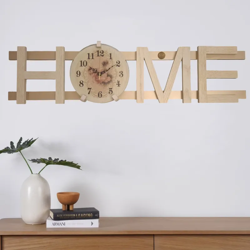 ساعة حائط خشبية على شكل كلمة HOME، ديكور منزلي دافئ وعصري.