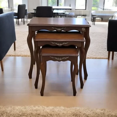 طقم ترابيزات متداخلة أنيق من خشب الزان الطبيعي، تصميم كلاسيكي فاخر. مصنوعة من خشب الزان وال MDF المصبوغ باللون البني مع لمسات زخرفية ذهبية أنيقة على الأطراف. مثالي في غرفة المعيشة، أو غرفة النوم. صورة طقم الترابيزات تظهر الترابيزات وهى متداخلة لتوفير المساحة.