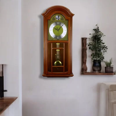 ساعة حائط خشبية بتصميم كلاسيكي أنيق، إطار خشبي، عقارب ذهبية، دقة عالية، ديكور منزلي فاخر.