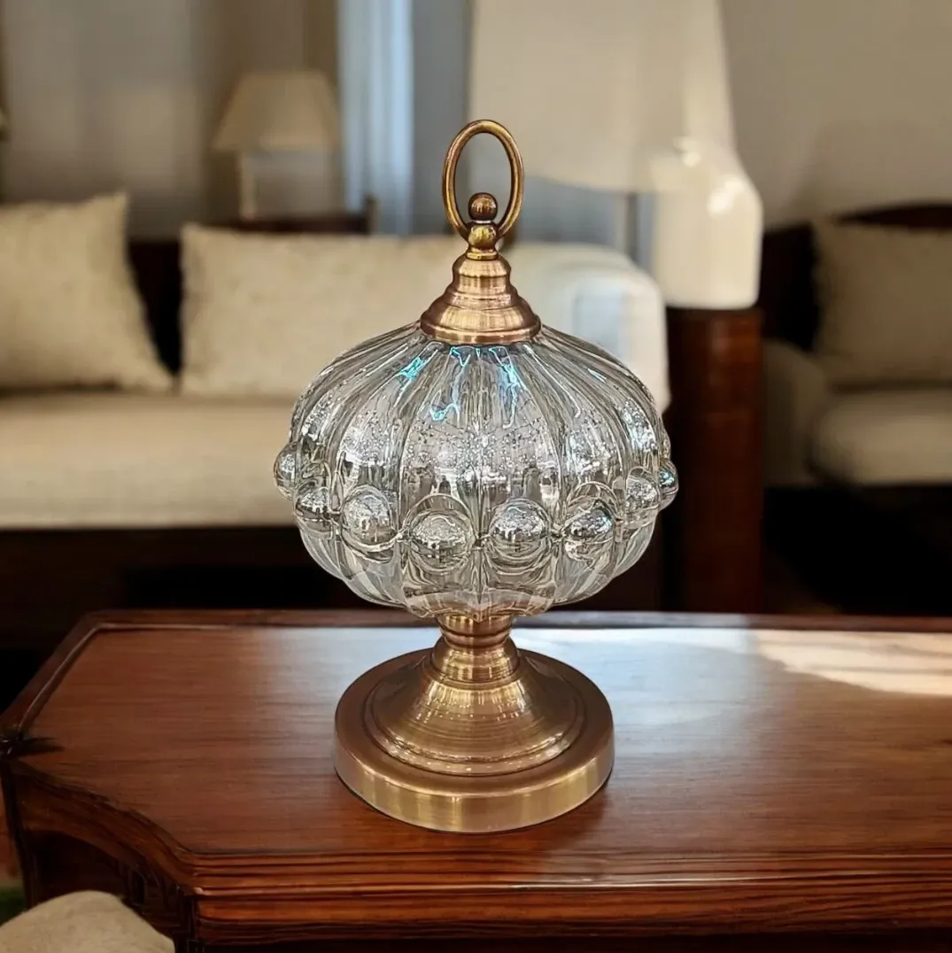 بونبونيرة كريستال فاخرة، موديل 022671 بونبونيرة من الكريستال الفاخر. تصميم كلاسيكي وأنيق مع قاعدة معدنية بلون نحاسي لامع، مثالية لتقديم الحلويات والمكسرات في المناسبات الخاصة أو للاستخدام اليومي.