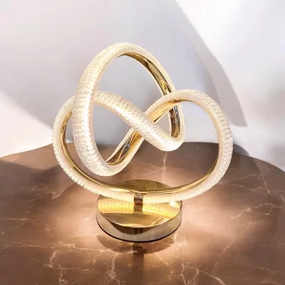 أباجورة ليد موفرة للطاقة بتصميم عصري بسيط يتناسب مع أي ديكور، من الحديث إلى التقليدي ولك أن تختار اختر من بين الضوء الأبيض الدافئ أو الأبيض البارد أو الضوء الطبيعي حسب احتياجاتك