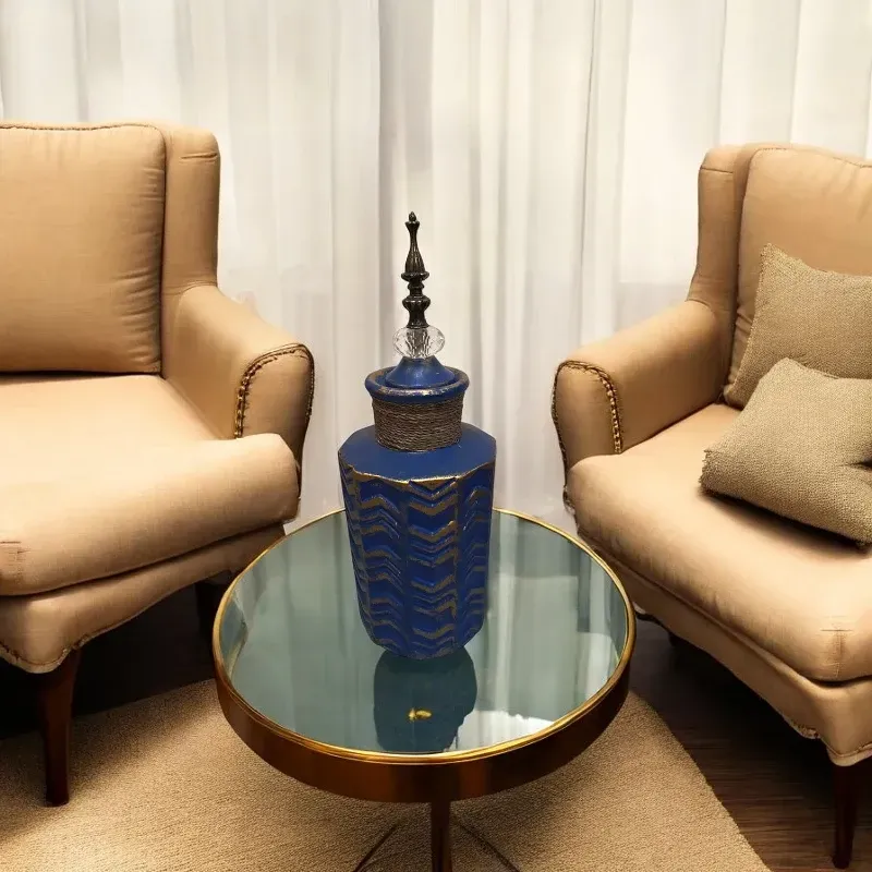 فازة سيراميك كلاسيكية موديل 020861- الحجم الصغير فازة سيراميك زرقاء، الحجم الصغير، بتصميم هندسي عصري وغطاء زخرفي.