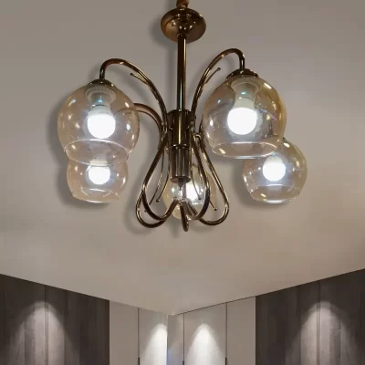 نجفة أنيقة تتميز بتصميمها الكلاسيكي الأنيق المصنوع من المعدن عالي الجودة باللون النحاسى الفخم. تتكون من خمسة أذرع تتدلى منها كلوبات عسلية اللون. مثالية لغرف المعيشة وغرف الطعام والمكاتب