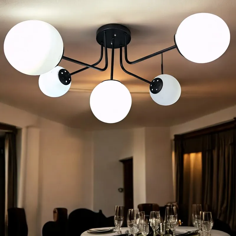 نجفة معدنية كلوبات كروية 5 ذراع بتصميم عصري موديل 028962 نجفة عصرية تتكون من خمس كلوبات زجاجية بيضاء مضيئة معلقة وهيكل معدني أسود، تناسب الديكورات الحديثة.