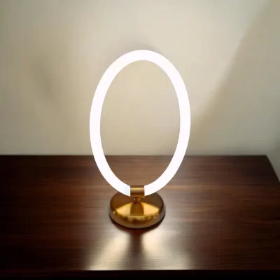 إباجورة LED بتصميم بيضاوى بسيط ثلاثية الإضاءة مع قاعدة بلون نحاسى لامع أنيقة.