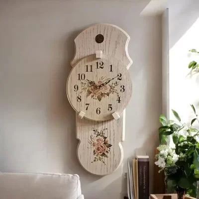 ساعة حائط خشبية مستطيلة بتصميم كلاسيكي أنيق وزخارف الورود الرقيقة. مصنوعة من الخشب عالي الجودة. العقارب والأرقام باللون الأسود واضحة جدا نظرا إلى لون الخشي الأبيض.