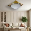 طبق سقفي عصري بزجاج كروي الشكل وإطار مربع باللون الذهبي لإضاءة دافئة ومريحة
