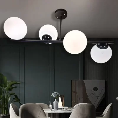ثريا معدنية معاصرة تجمع بين اللون الأسود الأنيق والكلوبات الزجاجية البيضاء. تصميم أفقي فريد من نوعه يناسب أي مساحة.