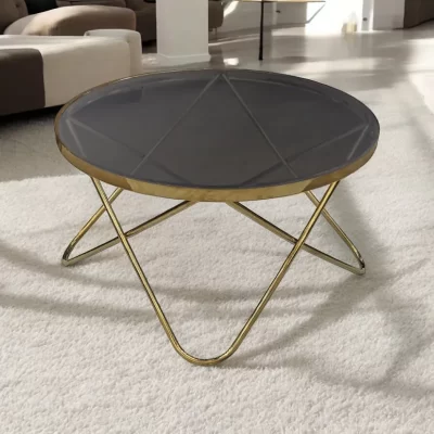 ترابيزة قهوة دائرية حديثة بتصميم هندسي وأرجل معدنية ذهبية وسطح زجاجي داكن.
