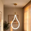 معلقة ليد بتصميم الأنيق على شكل قطرة ماء، تجمع بين خطوط نحاسية لامعة وأضواء LED بيضاء دافئة.