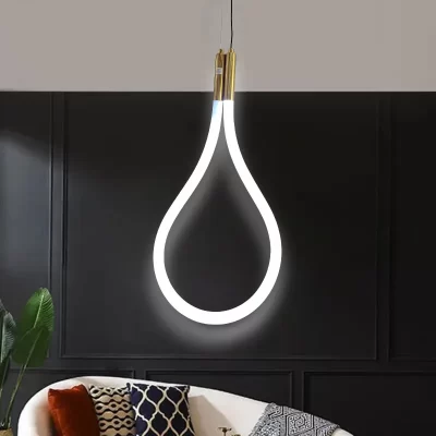 معلقة ليد بتصميم الأنيق على شكل قطرة ماء، تجمع بين خطوط نحاسية لامعة وأضواء LED بيضاء دافئة.