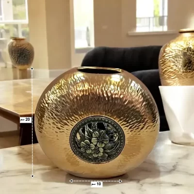 أبعاد الفازة كما تظهر على الصورة: قطر القاعدة= 10 سم، ارتفاع= 20 سم.