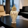 فازة زنجبيل سيراميك، الحجم الوسط، بتصميم زخرفي بدوائر ذهبية وغطاء ذهبي علوي، مثالية لتزيين المنزل وإضفاء لمسة من الفخامة