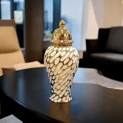 فازة زنجبيل سيراميك، الحجم الوسط، بتصميم زخرفي بدوائر ذهبية وغطاء ذهبي علوي، مثالية لتزيين المنزل وإضفاء لمسة من الفخامة