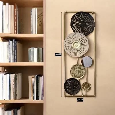 أبعاد اللوحة المعدنية كما تظهر على الصورة: العرض= 21 سم، ارتفاع= 61 سم.