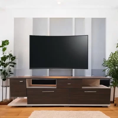 ترابيزة تليفزيون عصرية مصنوعة من الخشب البنى والبيج، تتميز بتصميمها الأنيق ووظائفها العملية. تحتوي على رفوف مفتوحة لتخزين أجهزة الصوت والألعاب، مع ثلاثة أبواب ودرج كبير توفر مساحة تخزين كبيرة.