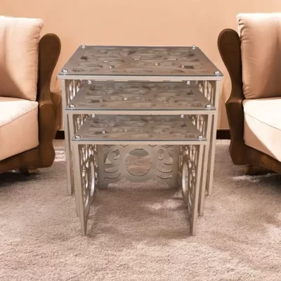 طقم ترابيزات خشبية متداخلة عسلية اللون وأنيقة، تصميم عصري، نقوش ليزرية دقيقة، مثالي لغرفة المعيشة.