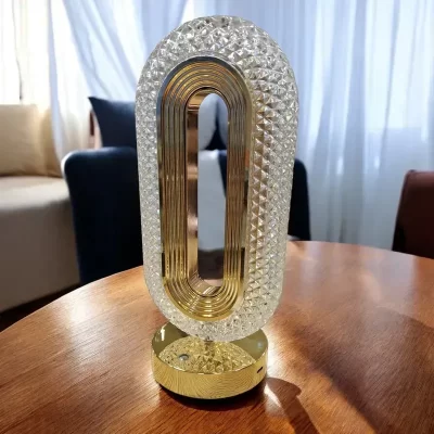 أباجورة LED ذهبية بتصميم كريستالي أنيق، قابلة للشحن عبر USB-C مع إضاءة ثلاثية تدوم حتى 12 ساعة.
