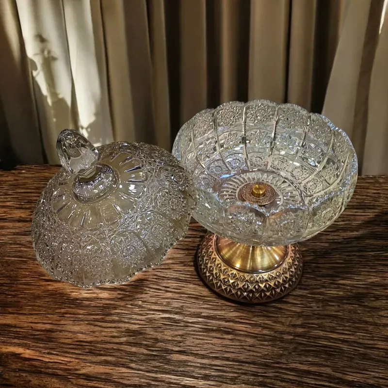 بونبونيرة كريستال كلاسيكية فاخرة، موديل 029436 صورة بونبونيرة كريستال كلاسيكية فاخرة تظهر الغطاء وهو مفتوح مما يكشف عن تصميمها الداخلي المتقن.