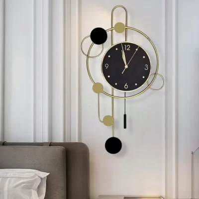 ساعة حائط معدنية بتصميم هندسي أنيق، إطار ذهبي، قرص أسود، ديكور منزلي عصري.