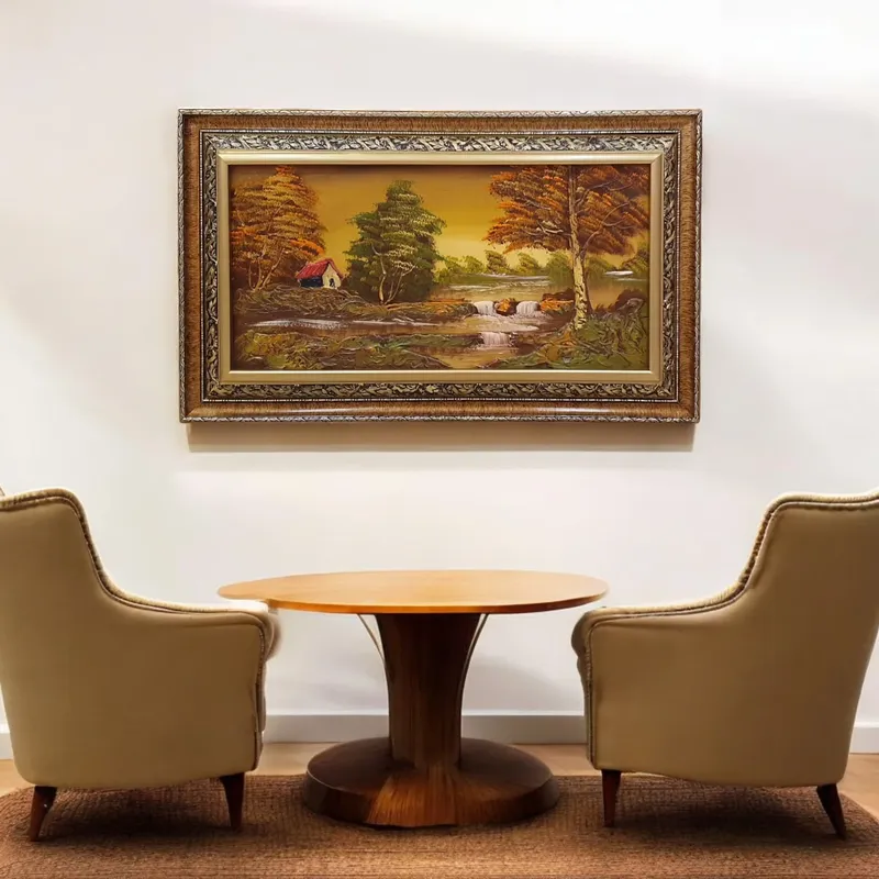 لوحة حائط زيتية فنية، منظر ريفي خلاب، إطار خشبي، موديل 019469 لوحة زيتية تصور منظر طبيعي خلاب مع منزل ريفي وأشجار بأوراق خريفية، بإطار خشبي من الزان.