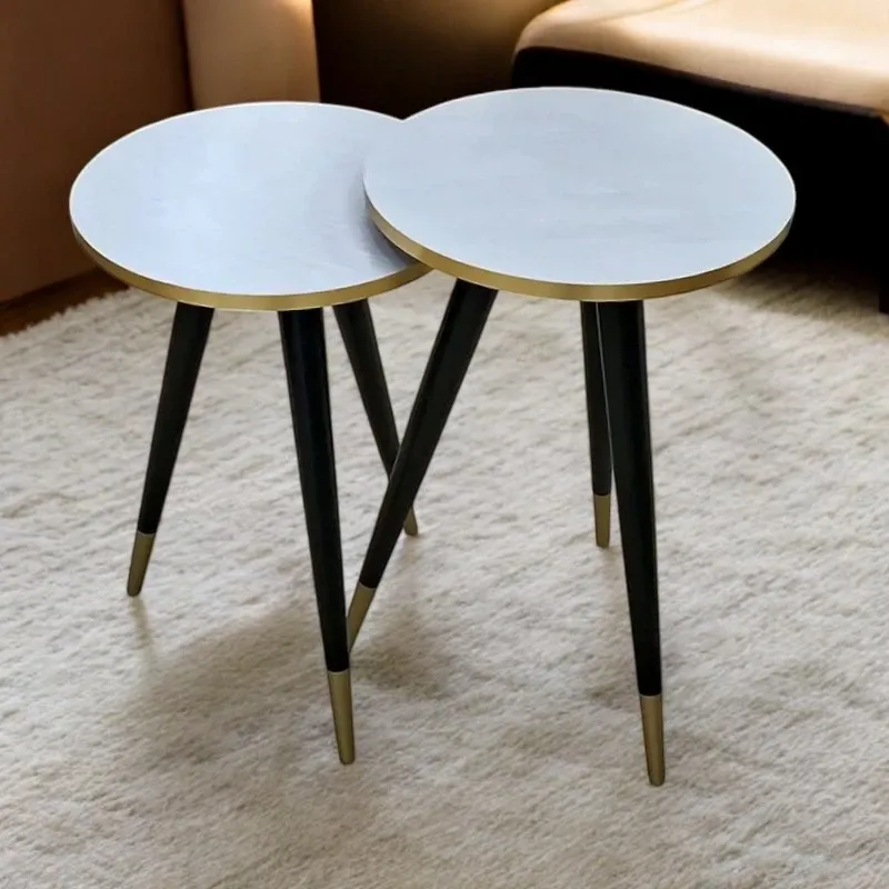 طقم ترابيزات جانبية متداخلة، موديل 029528 صورة طقم ترابيزات جانبية متداخلة بلمسات ذهبية، تصميم أنيق لتوفير المساحة.