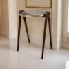 ترابيزة جانبية أنيقة، سطح رخامي، أرجل خشبية بنية مقوسة من الأعلى، تصميم عصري، ديكور منزلي.