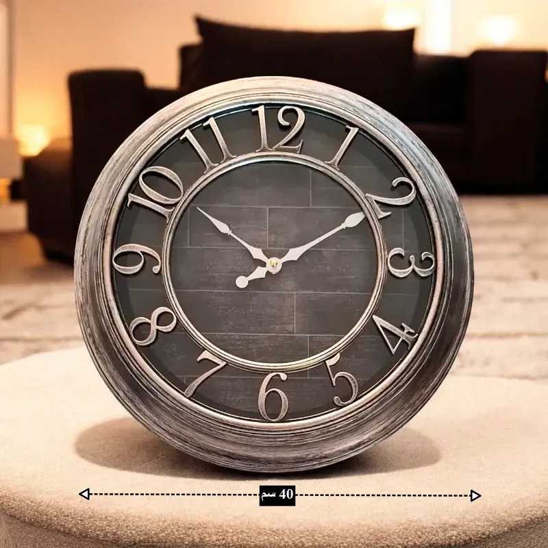ساعة حائط دائرية قطر 40 سم بتصميم عتيق، موديل 029080 يبلغ قطر هذه الساعة 40 سم، مما يجعلها بحجم مثالي لتكون المركز الرئيسي في أي غرفة.