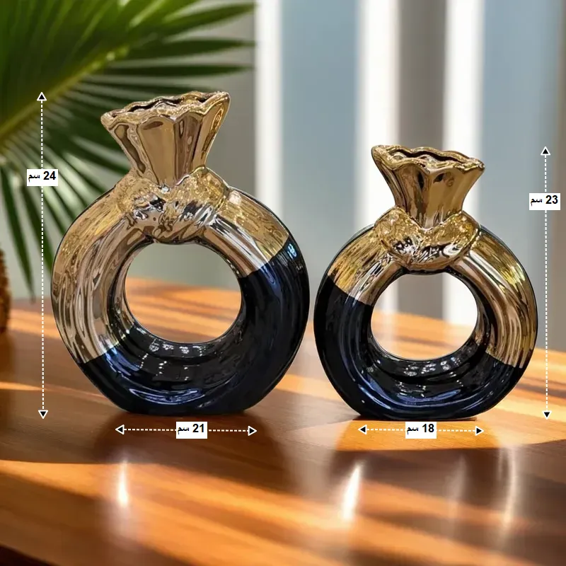 ابعاد طقم الفازات كما تظهر على الصورة: الفازة الأكبر: عرض: 21 سم، ارتفاع: 24 سم. الفازة الأصغر: عرض: 18 سم، ارتفاع: 23 سم.