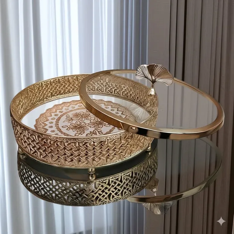 بونبونيرة ذهبية فاخرة، بغطاء زجاجي مفتوح يبرز جمال التصميم الداخلي للبونبونيرة والمفرش الذهبي.