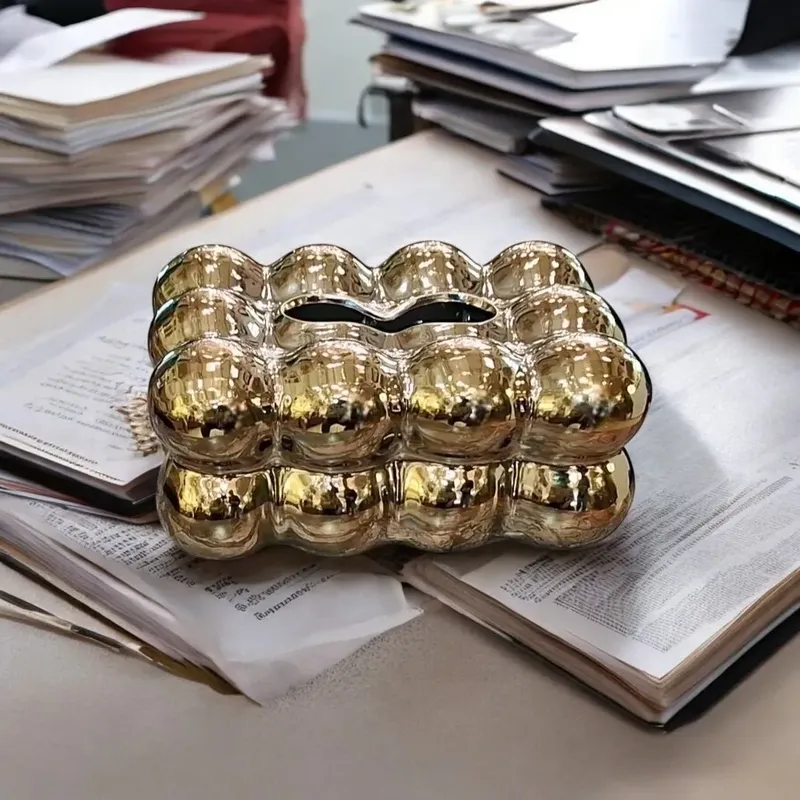 علبة مناديل بورسلين ذهبية بتصميم الفقاعات، قطعة ديكور فاخرة للمنزل والمكتب.
