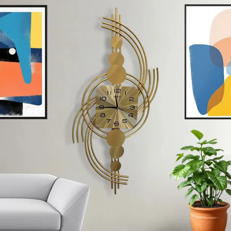 ساعة حائط معدنية عصرية بتصميم فني هندسي ثلاثي الأبعاد، باللون الذهبي مع أرقام وعقارب سوداء.