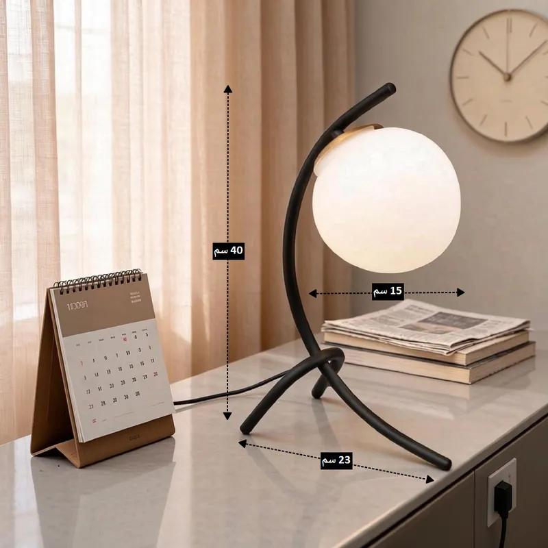 أباجورة معدنية بكلوب مضيء - تصميم عصري أنيق، موديل 027580 مخطط يوضح أبعاد الأباجورة المعدنية العصرية ذات الكلوب المضيء، بما في ذلك الارتفاع= 40 سم، قطر الكلوب= 15 سم، وعرض القاعدة= 23 سم.