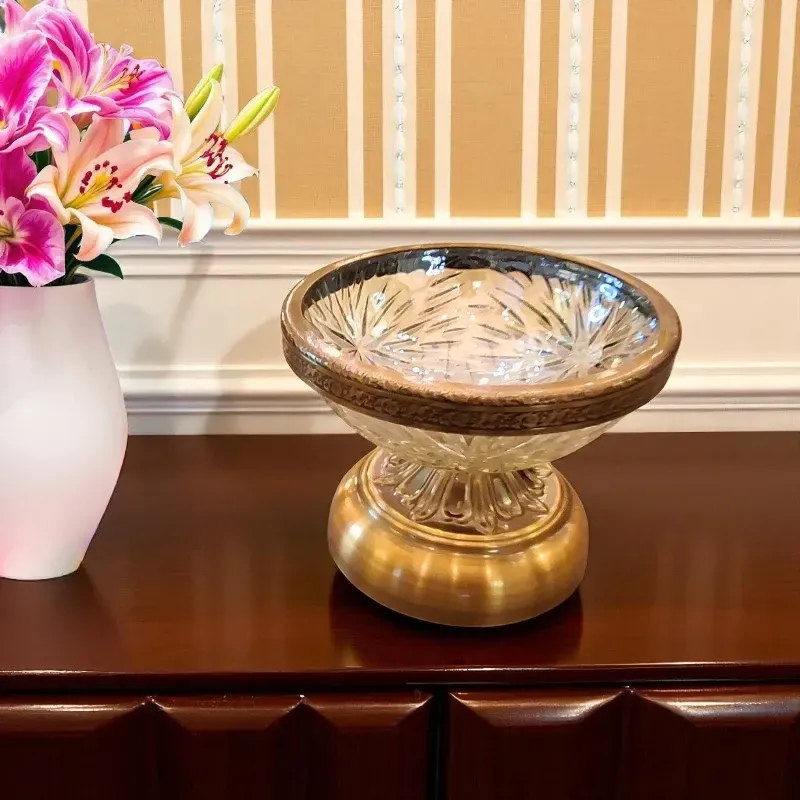 طبق مكسرات كريستال فاخر بقاعدة معدنية أنيقة، قطر 15 سم، موديل 028897 طبق مكسرات كريستال شفاف منقوش على قاعدة معدنية نحاسية اللون، وعاء ديكور فاخر للمكسرات