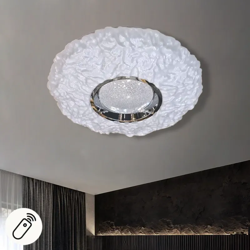 طبق إضاءة ليد دائري للسقف، ثلاثي الألوان مع إضاءة سهاري وريموت تحكم، قطر 50 سم، موديل 029907 طبق سقف ليد بتصميم سحابي أبيض وكريستالي لامع بقطر 50 سم، مع ريموت كنترول للتحكم عن بعد، مثبت على سقف منزلي بلون بيج فاتح.