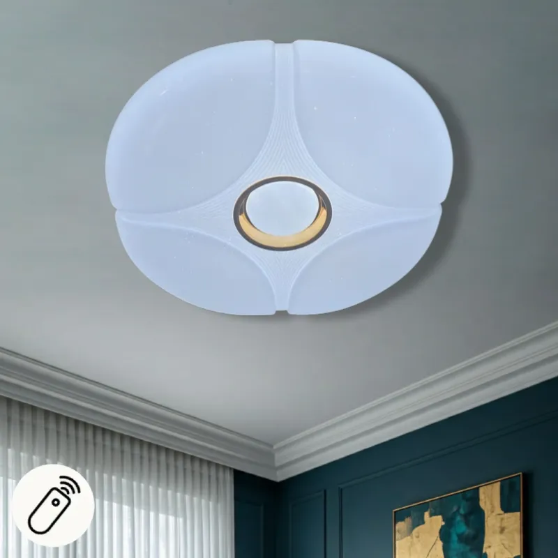 طبق إضاءة ليد دائري للسقف، ثلاثي الألوان مع إضاءة سهاري وريموت تحكم، قطر 50 سم، موديل 029909 طبق إضاءة سقف LED أبيض دائري بتصميم أوراق شجر متداخلة ومركز ذهبي، يظهر في الزاوية السفلية اليسرى رمز جهاز تحكم عن بعد.