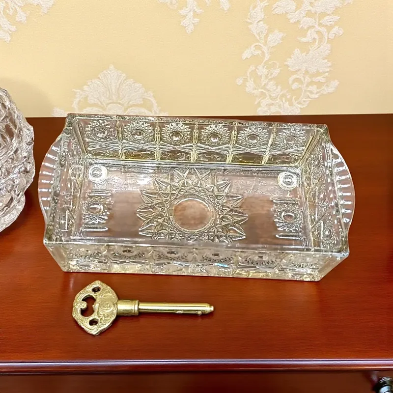 إخوان سرور الإضاءة الحديثة والديكور علبة مناديل كريستال بوهيمي مفتوحة تُظهر تصميم القاعدة الزجاجي المنقوش بنمط نجمي/شمسي