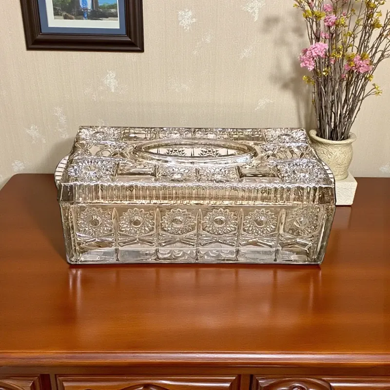 إخوان سرور الإضاءة الحديثة والديكور علبة مناديل كريستال ديكور بوهيمي هندسي على خزانة خشبية بيج.