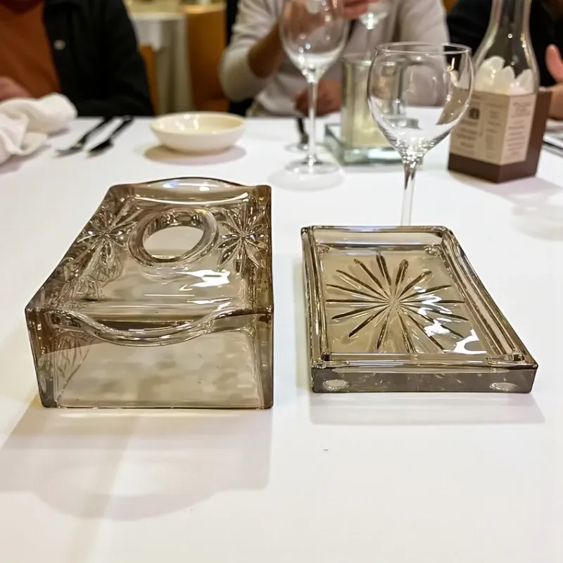 إخوان سرور الإضاءة الحديثة والديكور علبة مناديل كريستال ديكور زجاجي مفتوحة تظهر الغطاء المحفور والقاعدة المنقوشة