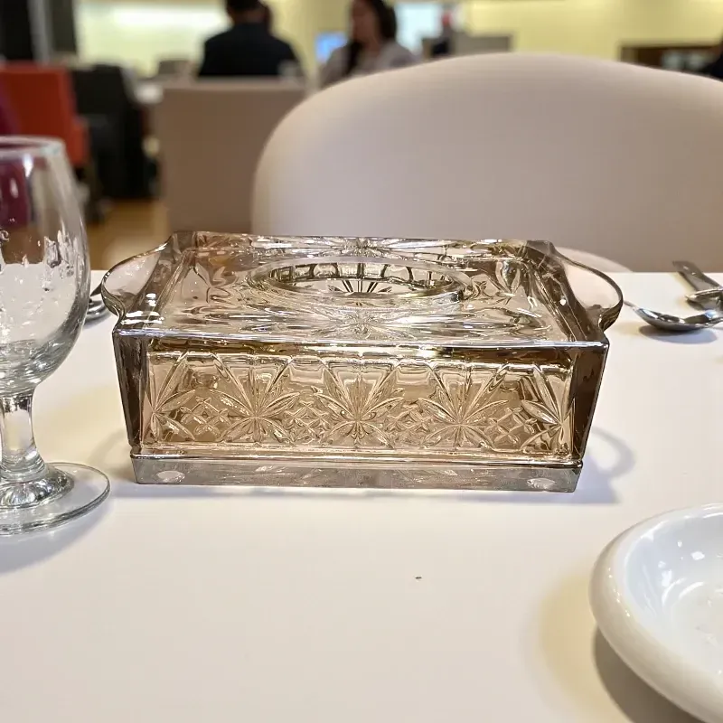 إخوان سرور الإضاءة الحديثة والديكور علبة مناديل كريستال بتصميم محفور موضوعة على خزانة خشبية فاخرة