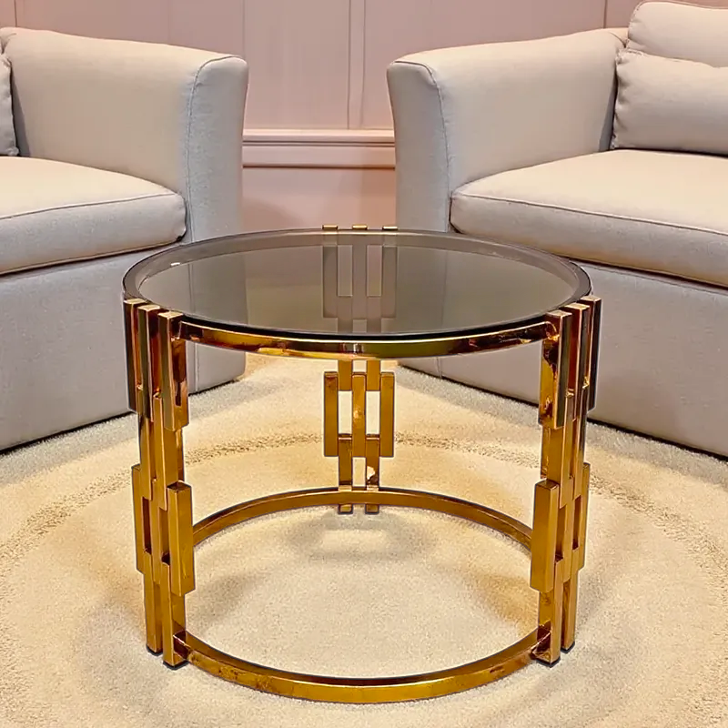 إخوان سرور الإضاءة الحديثة والديكور ترابيزة قهوة فاخرة بقاعدة ستانلس ذهبية بتصميم هندسي مبتكر وسطح زجاج عسلي فيميه. قطعة عصرية لغرف المعيشة.