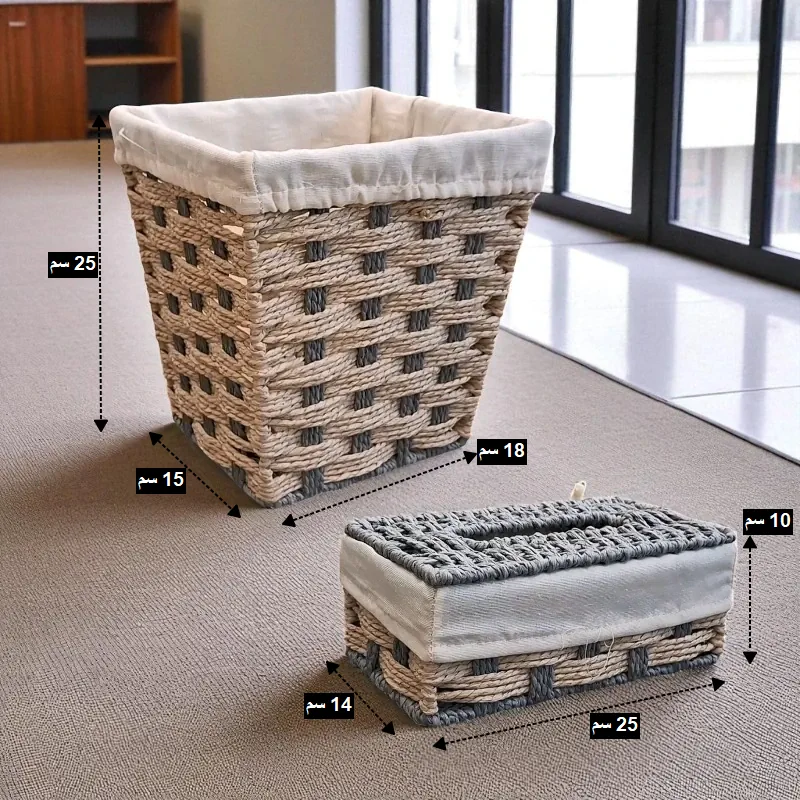 طقم سلة مهملات وعلبة مناديل بتصميم أنيق من الخوص والقماش، موديل 030138 صورة توضح أبعاد طقم سلة المهملات وعلبة المناديل المنسوجة، مع أبعاد سلة المهملات (25x15x18 سم) وعلبة المناديل (14x25x10 سم).