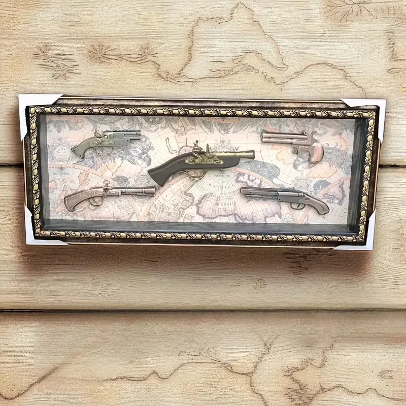 إخوان سرور الإضاءة الحديثة والديكور لوحة حائط ديكور إطار خشبي بني وذهبي به خمسة نماذج لمسدسات وتحف عتيقة مختلفة على خلفية خريطة قديمة، تحفة فنية كلاسيكية.