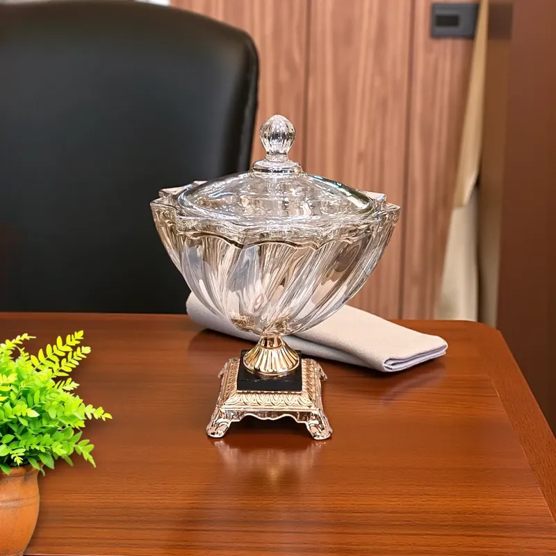 إخوان سرور الإضاءة الحديثة والديكور بونبونيرة كريستال شفافة بتصميم دوامي وقاعدة معدنية ذهبية، تستخدم كقطعة ديكور ووعاء لتقديم الحلوى.