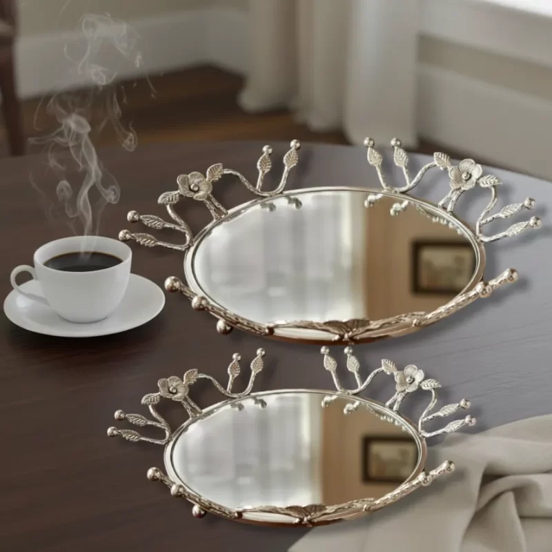 طقم صواني فضية دائري عاكس مكون من قطعتين (صغيرة وكبيرة)، تصميم زهور وفروع أنيق، لتقديم وعرض الديكور.