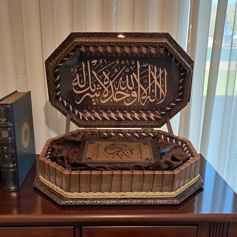 صندوق مصحف ثماني فاخر بنقشة الكعبة - طقم ملكي كبير مع مصحف مذهب، موديل 030581 التصميم الداخلي لصندوق المصحف الثماني مع مخطوطة إسلامية