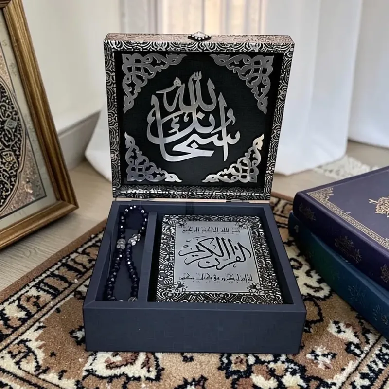 طقم صندوق مصحف مفتوح يظهر التصميم الداخلي الكحلي المصقول ومكان مخصص للسبحة ومكان حفظ المصحف الشريف.