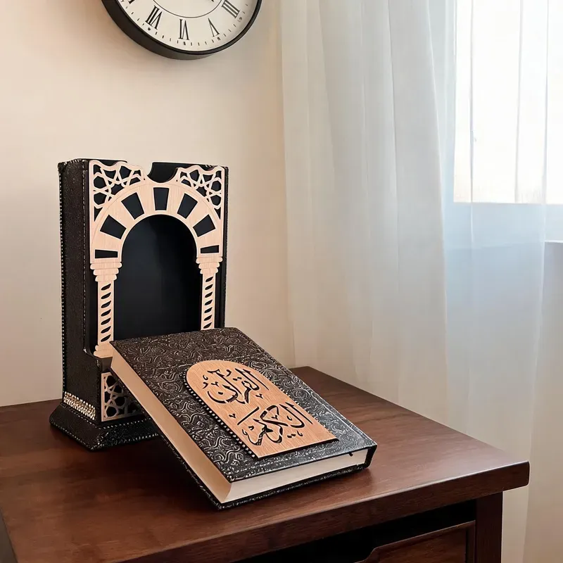 إخراج مصحف طبعة المدينة المنورة الفاخر من الفتحة العلوية لصندوق الحفظ الخشبي المزخرف.