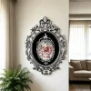لوحة جوبلان كلاسيكية منسوجة بزهرة روز داخل برواز بيضاوي فضي مزخرف معلقة في غرفة معيشة راقية.