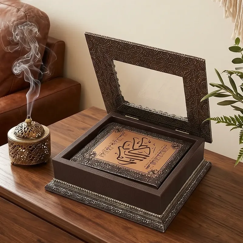 علبة مصحف خشبية مفتوحة يظهر بداخلها المصحف ذو الغلاف النحاسي المذهب الفاخر بجانب زهرية ورد ومبخرة.